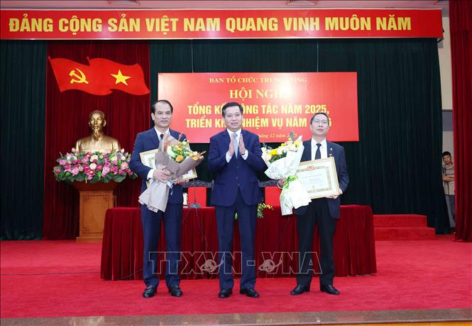 Đồng chí Nguyễn Long Hải, Uỷ viên dự khuyết Trung ương Đảng, Phó Bí thư Thường trực Đảng uỷ các cơ quan Đảng Trung ương trao Huy hiệu 30 năm tuổi đảng cho các đảng viên. Ảnh: Phương Hoa - TTXVN