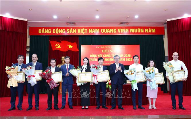Các tập thể có thành tích xuất sắc đột xuất trong công tác năm 2025 nhận Bằng khen của Ban Tổ chức Trung ương. Ảnh: Phương Hoa - TTXVN
