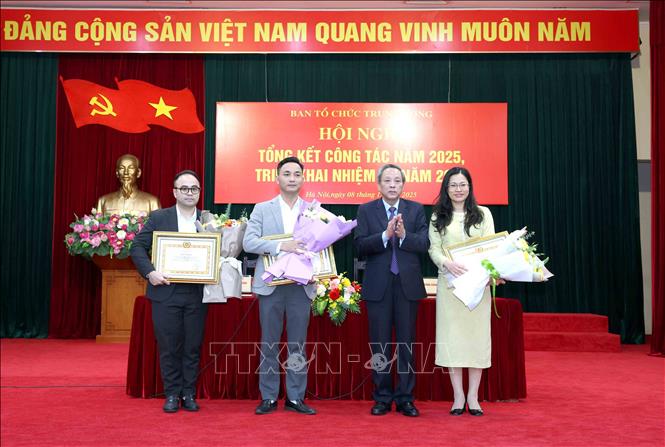 Các tập thể có thành tích xuất sắc nhận Bằng khen của Ban Tổ chức Trung ương. Ảnh: Phương Hoa - TTXVN