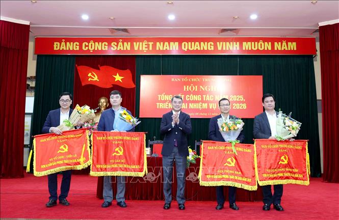 Đồng chí Lê Minh Hưng, Uỷ viên Bộ Chính trị, Bí thư Trung ương Đảng, Trưởng Ban Tổ chức Trung ương trao Cờ thi đua cho các tập thể có thành tích xuất sắc. Ảnh: Phương Hoa - TTXVN