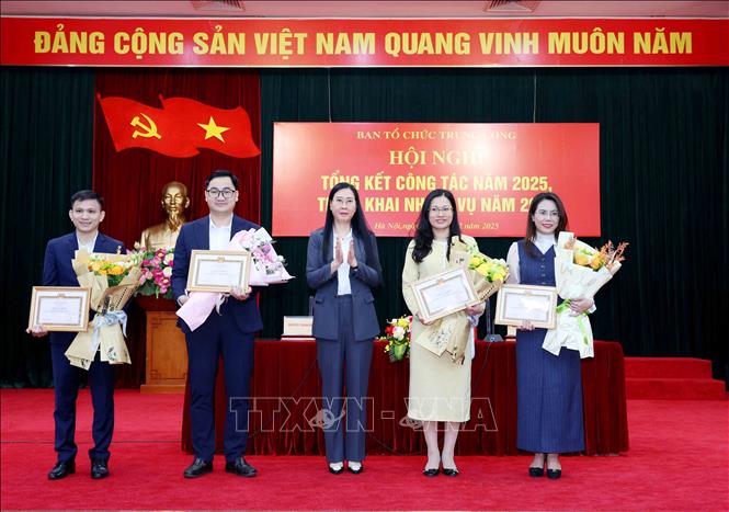 Các Chi bộ có thành tích xuất sắc năm 2025 nhận Giấy khen. Ảnh: Phương Hoa - TTXVN