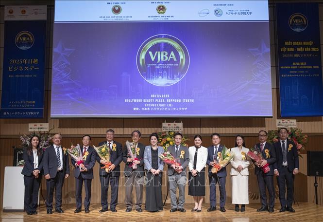 Ban lãnh đạo VJBA chụp ảnh lưu niệm cùng đại biểu, khách quý tham dự sự kiện. Ảnh: Xuân Giao - PV TTXVN tại Nhật Bản