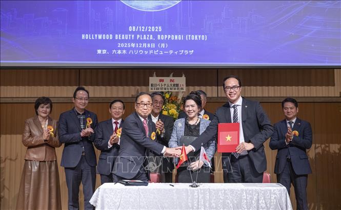 Liên Hiệp hội người Việt Nam tại Nhật Bản, VJBA và Học viện May Ushiyama ký kết thoả thuận hợp tác. Ảnh: Xuân Giao - PV TTXVN tại Nhật Bản