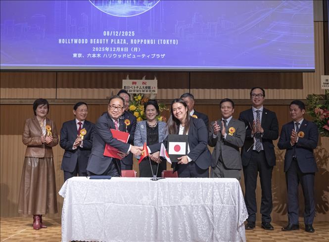 Lễ ký MOU giữa Aikai Group, thành viên thuộc VJBA với Học viện May Ushiyama. Ảnh: Xuân Giao - PV TTXVN tại Nhật Bản