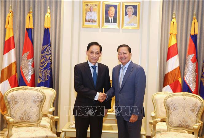 Bộ trưởng Bộ Ngoại giao Lê Hoài Trung (trái) và Phó Thủ tướng Chính phủ Hoàng gia Campuchia Neth Savoeun tại cuộc gặp. Ảnh: Huỳnh Thảo - PV TTXVN tại Campuchia 