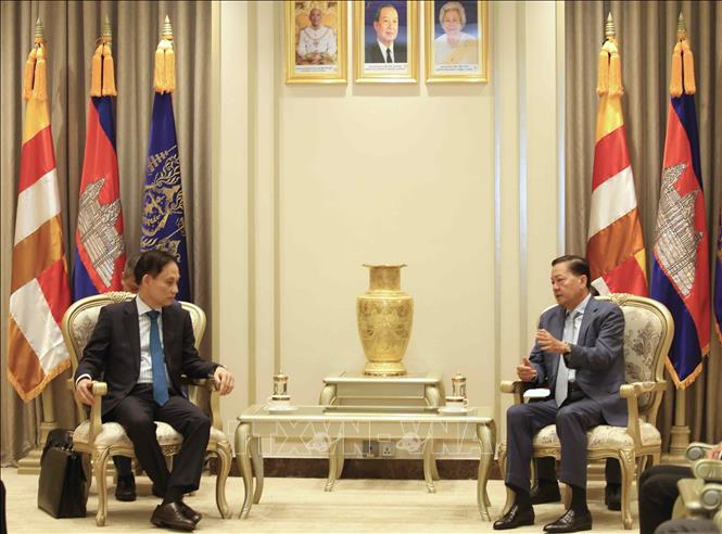 Phó Thủ tướng Campuchia Neth Savoeun (phải) phát biểu tại cuộc gặp. Ảnh: Huỳnh Thảo - PV TTXVN tại Campuchia 