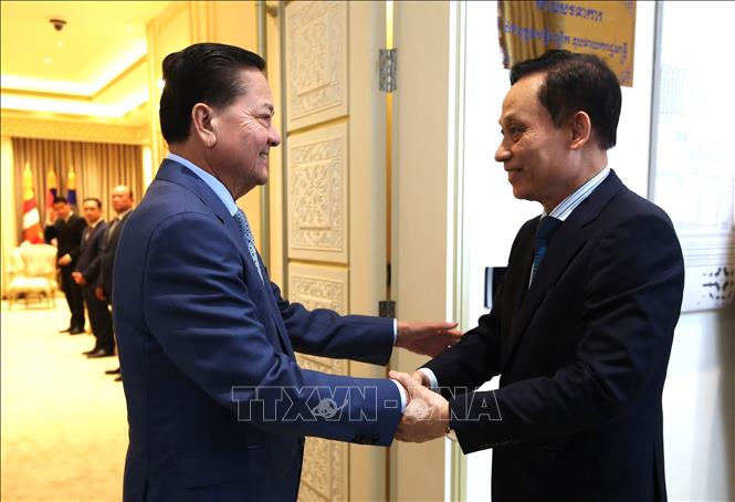Phó Thủ tướng Campuchia Neth Savoeun (trái) đón Bộ trưởng Bộ Ngoại giao Lê Hoài Trung tại trụ sở Chính phủ Hoàng gia ở thủ đô Phnom Penh. Ảnh: Huỳnh Thảo - PV TTXVN tại Campuchia 