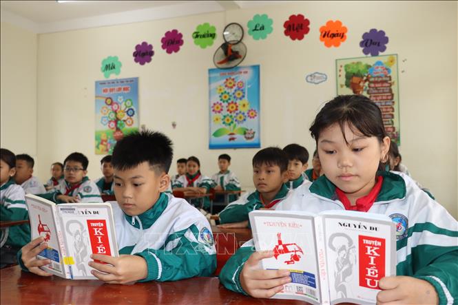 Nhiều học sinh tại trường Tiểu học Tiên Điền có thể đọc thuộc hàng trăm đến hàng nghìn câu trong tác phẩm Truyện Kiều. Ảnh: Hoàng Ngà - TTXVN