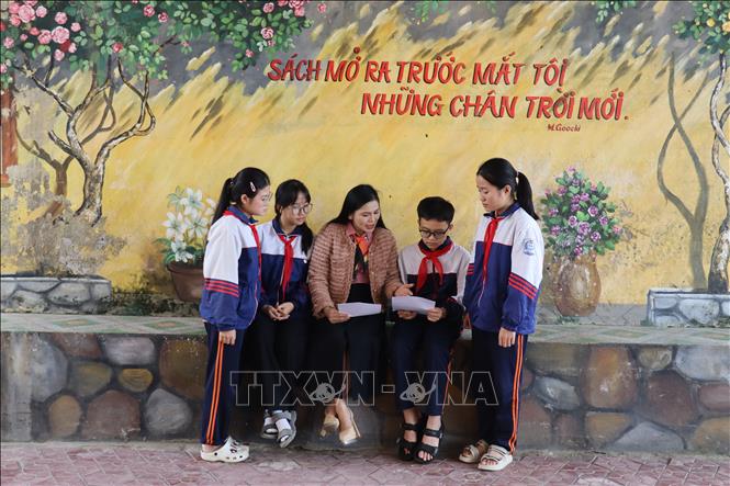 Cô trò trường THCS Thành Mỹ, xã Tiên Điền, Hà Tĩnh say mê luyện tập hát Kiều. Ảnh: Hoàng Ngà - TTXVN