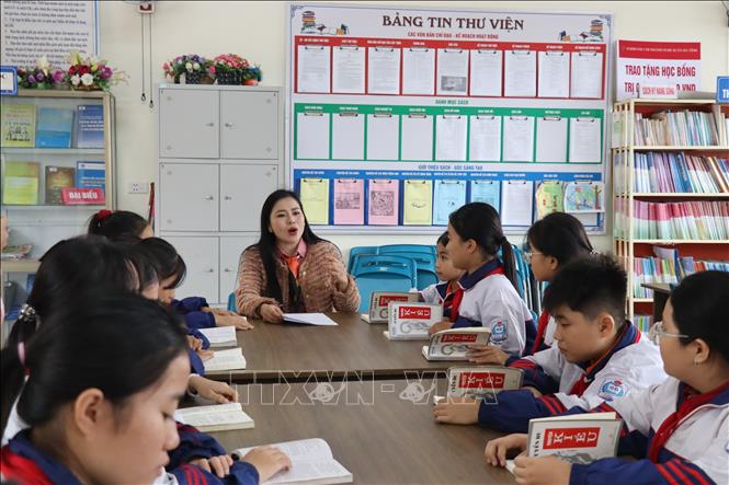 Học sinh trường THCS Thành Mỹ, xã Tiên Điền, tỉnh Hà Tĩnh học hát Kiều, xẩm Kiều. Ảnh: Hoàng Ngà - TTXVN