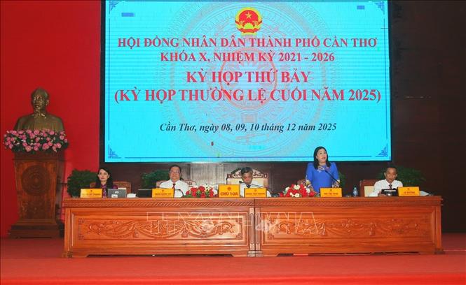 Đoàn Chủ tịch tại kỳ họp. Ảnh: Duy Khương - TTXVN