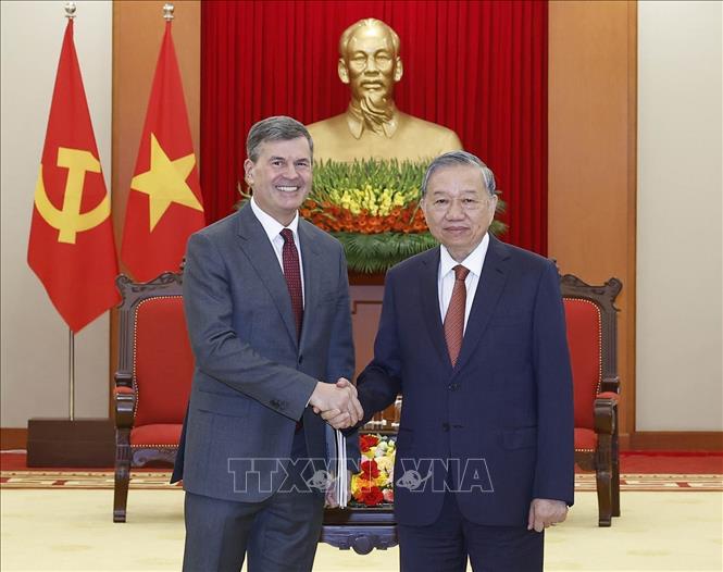 Tổng Bí thư Tô Lâm tiếp Giám đốc Học viện Tổng thống Liên Bang Nga Aleksey Komissarov. Ảnh: Thống Nhất – TTXVN