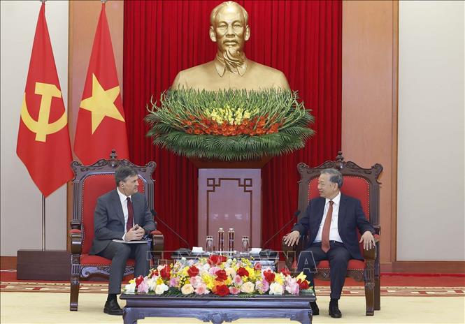 Tổng Bí thư Tô Lâm tiếp Giám đốc Học viện Tổng thống Liên Bang Nga Aleksey Komissarov. Ảnh: Thống Nhất – TTXVN