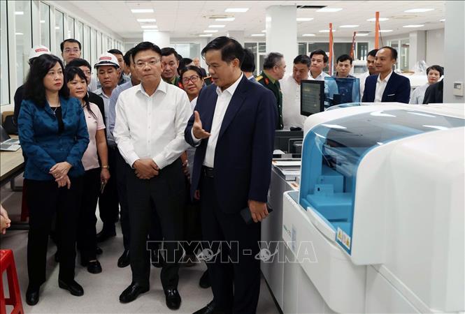 Phó Thủ tướng Chính phủ Lê Thành Long cùng đoàn công tác kiểm tra tại cơ sở 2 Bệnh viện Bạch Mai. Ảnh: Nguyễn Chinh - TTXVN