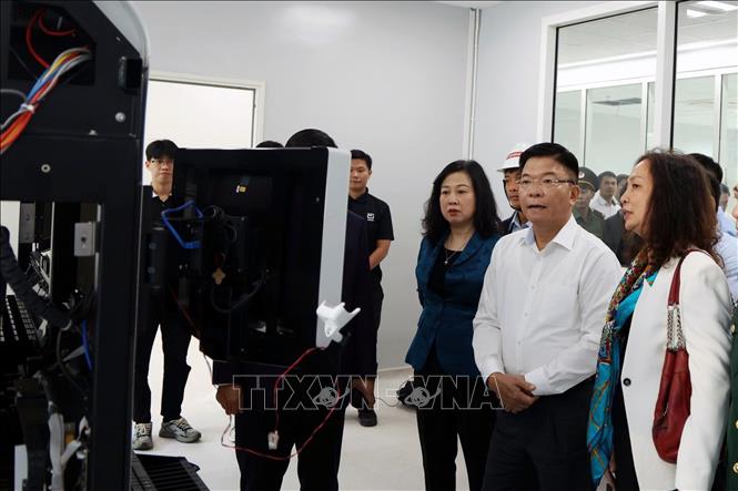 Phó Thủ tướng Chính phủ Lê Thành Long cùng đoàn công tác kiểm tra tại cơ sở 2 Bệnh viện Bạch Mai. Ảnh: Nguyễn Chinh - TTXVN