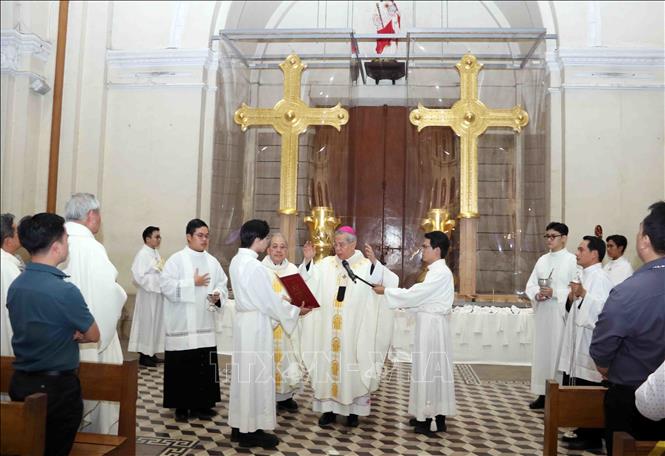 Tổng Giám mục Giuse Nguyễn Năng, Tổng Giám mục Tổng Giáo phận Thành phố Hồ Chí Minh làm lễ cho cặp thánh giá mới trong Dự án trùng tu Nhà thờ Đức Bà Sài Gòn. Ảnh: Xuân Khu-TTXVN