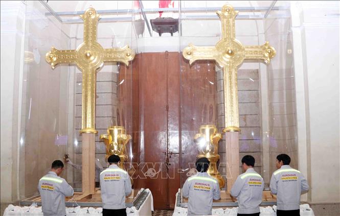 Hai thánh giá mới của Nhà thờ Đức Bà Sài Gòn sẽ được trưng bày tại thánh đường Nhà thờ Đức Bà để giáo dân chiêm ngưỡng. Ảnh: Xuân Khu-TTXVN