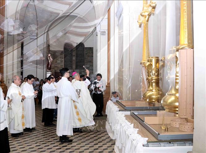 Tổng Giám mục Giuse Nguyễn Năng, Tổng Giám mục Tổng Giáo phận Thành phố Hồ Chí Minh làm lễ cho cặp thánh giá mới trong Dự án trùng tu Nhà thờ Đức Bà Sài Gòn. Ảnh: Xuân Khu-TTXVN