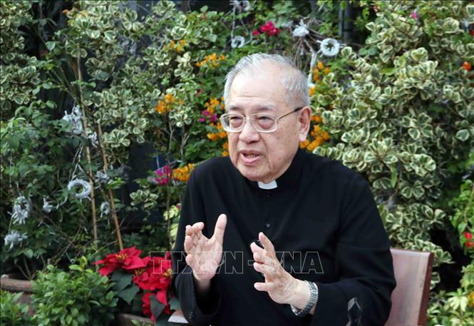 Linh mục Ignatio Hồ Văn Xuân, Tổng đại diện Tổng Giáo phận Thành phố Hồ Chí Minh, Chánh xứ kiêm Trưởng Ban trùng tu Nhà thờ Đức Bà chia sẻ tiến độ Dự án trùng tu Nhà thờ Đức Bà Sài Gòn. Ảnh: Xuân Khu-TTXVN