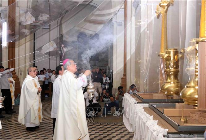 Tổng Giám mục Giuse Nguyễn Năng, Tổng Giám mục Tổng Giáo phận Thành phố Hồ Chí Minh thực hiện nghi thức xông hương cho cặp thánh giá mới trong Dự án trùng tu Nhà thờ Đức Bà Sài Gòn. Ảnh: Xuân Khu-TTXVN