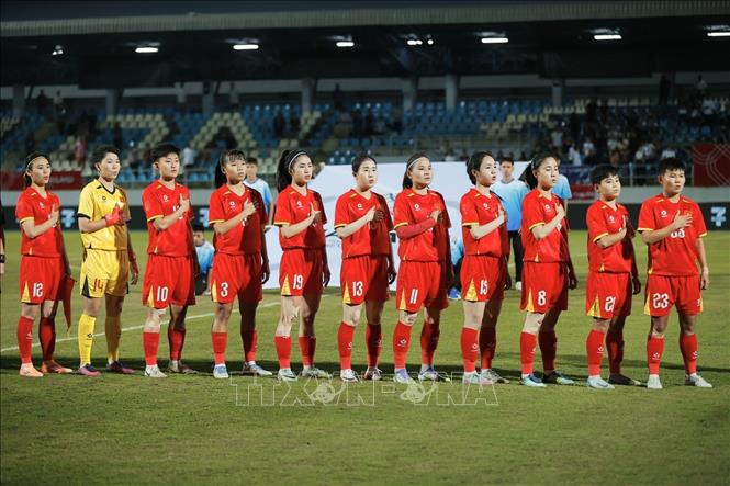 Lễ chào cờ của đội tuyển nữ Việt Nam. Ảnh: Minh Quyết - PV TTXVN tại Thái Lan
