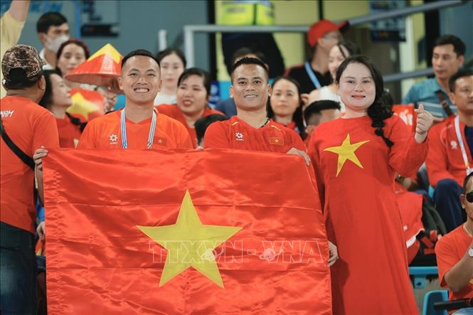 Khán giả đến sân cổ vũ cho đội tuyển nữ Việt Nam. Ảnh: Minh Quyết - PV TTXVN tại Thái Lan