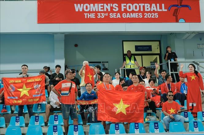 Khán giả đến sân cổ vũ cho đội tuyển nữ Việt Nam. Ảnh: Minh Quyết - PV TTXVN tại Thái Lan