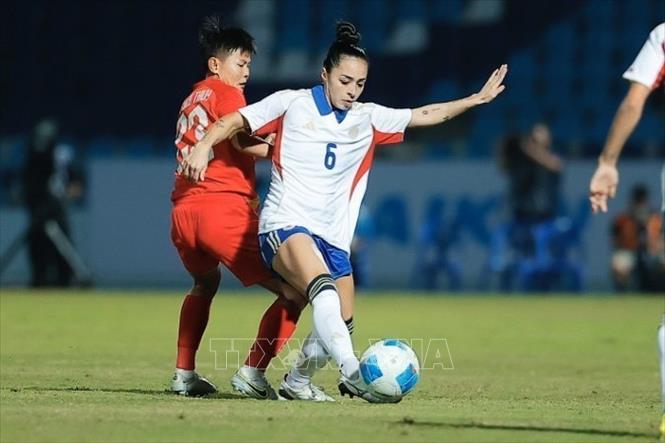 Pha tranh cướp bóng của Bích Thuỳ (số 23, Việt Nam) và cầu thủ Katrina (số 6, Philippines). Ảnh: Minh Quyết - PV TTXVN tại Thái Lan
