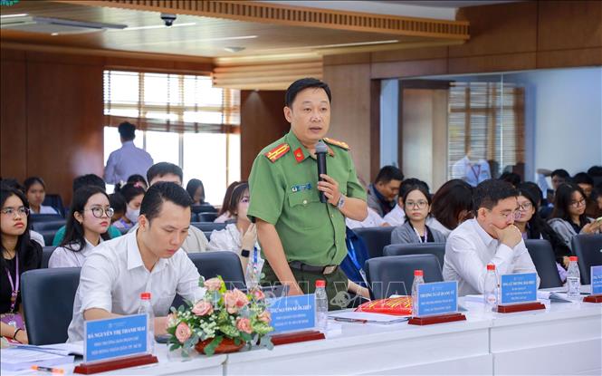 Thượng tá Lê Quang Vũ, Phó Trưởng phòng tham mưu Công an tỉnh Đồng Tháp phát biểu tại hội thảo. Ảnh: Thanh Vũ-TTXVN