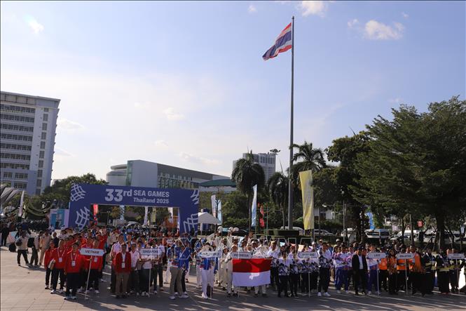 Các đoàn chụp ảnh tập thể trong buổi chiều đẹp trời của Bangkok. Ảnh: Đỗ Sinh - PV TTXVN tại Thái Lan