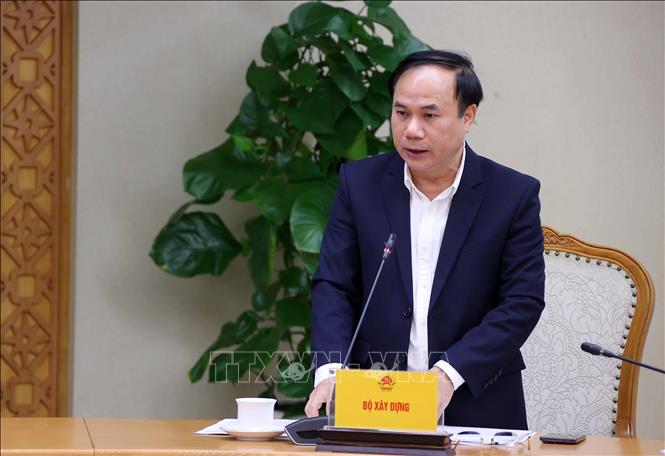 Thứ trưởng Bộ Xây dựng Nguyễn Văn Sinh báo cáo tại cuộc họp. Ảnh: Văn Điệp – TTXVN