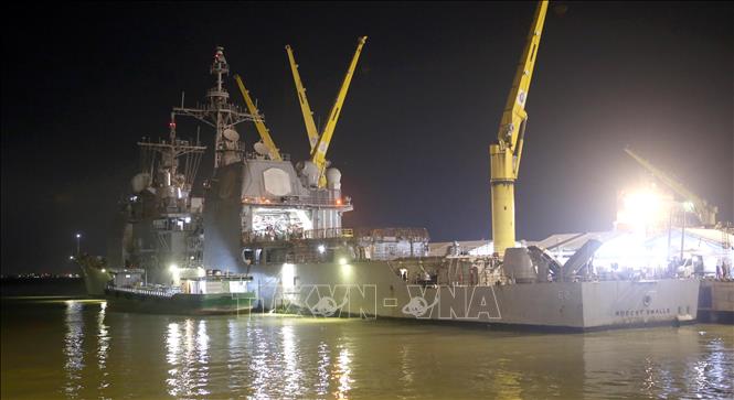 The US Navy’s amphibious assault ship USS Tripoli and guided-missile cruiser USS Robert Smalls arrives at Da Nang’s Tien Sa Port on December 8 for a four-day friendly visit. VNA Photo: Trần Lê Lâm