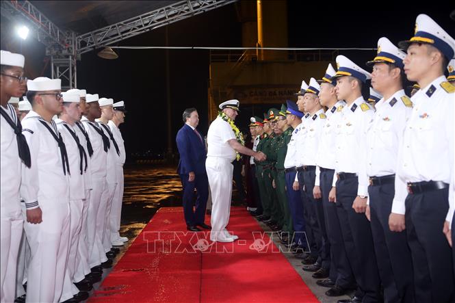 The US Navy’s amphibious assault ship USS Tripoli and guided-missile cruiser USS Robert Smalls arrives at Da Nang’s Tien Sa Port on December 8 for a four-day friendly visit. VNA Photo: Trần Lê Lâm