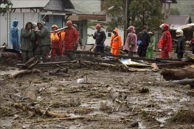 Lực lượng cứu hộ chuyển thi thể nạn nhân sau trận lũ lụt và lở đất tại Tây Sumatra, Indonesia. Ảnh: THX/TTXVN