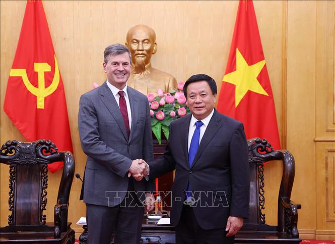 Rector of the Russian Presidential Academy of National Economy and Public Administration Alexey Komissarov has a working session with President of the Ho Chi Minh National Academy of Politics and Chairman of the Central Theory Council Prof. Nguyen Xuan Thang. VNA Photo: Văn Điệp