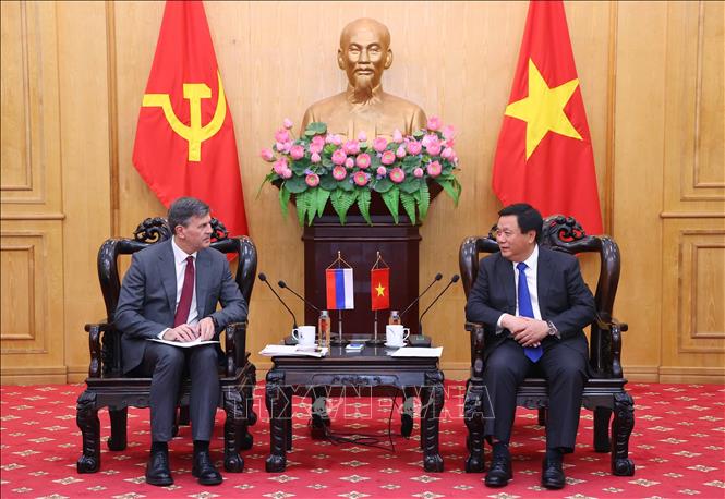 Rector of the Russian Presidential Academy of National Economy and Public Administration Alexey Komissarov has a working session with President of the Ho Chi Minh National Academy of Politics and Chairman of the Central Theory Council Prof. Nguyen Xuan Thang. VNA Photo: Văn Điệp
