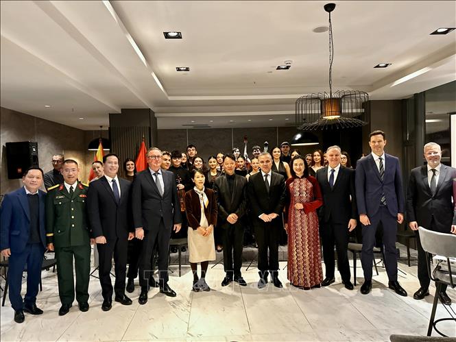 Đại sứ Nguyễn Thị Minh Nguyệt  cùng Thứ trưởng Bộ Ngọai giao va Ngọai thương chụp ảnh lưu niệm cùng đại sứ các nước và dàn nhạc. Ảnh: TTXVN phát