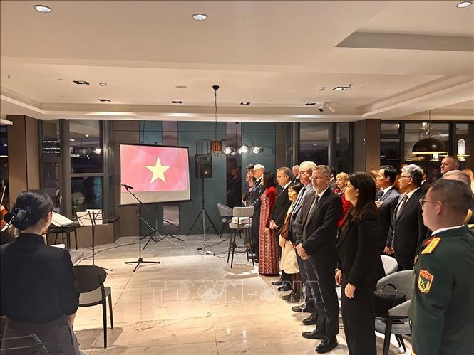 Các khách mời làm lễ chào cờ tại sự kiện. Ảnh: TTXVN phát