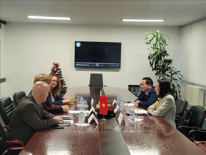 Đại sứ Nguyễn Thị Minh Nguyệt làm việc với phòng kinh tế Bắc Macedonia. Ảnh: TTXVN phát