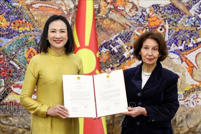 Đại sứ Nguyễn Thị Minh Nguyệt trình Thư ủy nhiệm  lên Tổng thống Bắc Macedonia Gordana Siljanovska-Davkova. Ảnh: TTXVN phát
