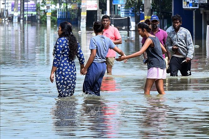 Cảnh ngập lụt sau những trận mưa lớn tại Colombo, Sri Lanka. Ảnh: THX/TTXVN