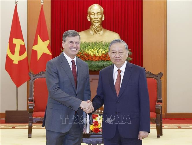 Party General Secretary To Lam received Rector of the Russian Presidential Academy of National Economy and Public Administration Alexey Komissarov in Hanoi on December 8. VNA Photo: Thống Nhất