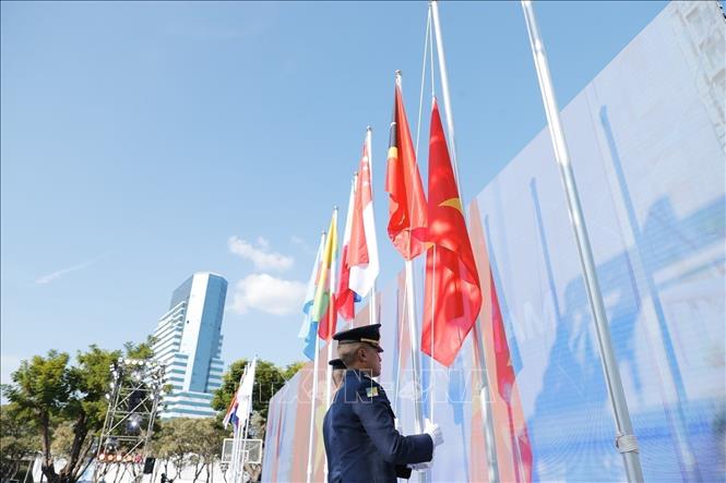 The national flag of Vietnam is hoisted at the flag-raising ceremony of the SEA Games 33 at Hua Mark Indoor Stadium in Bangkok on December 8. VNA Photo: Minh Quyết