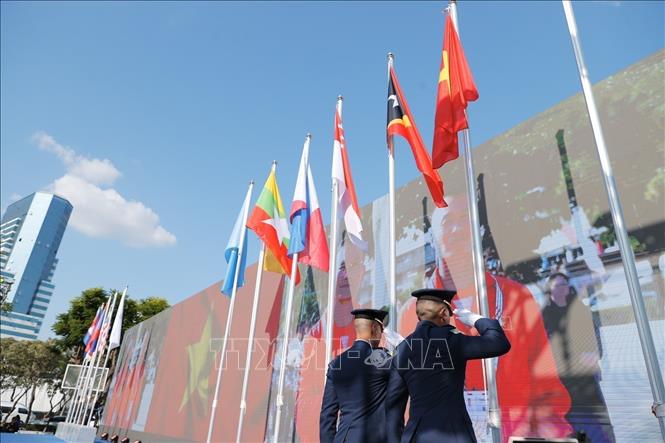 The national flag of Vietnam is hoisted at the flag-raising ceremony of the SEA Games 33 at Hua Mark Indoor Stadium in Bangkok on December 8. VNA Photo: Minh Quyết