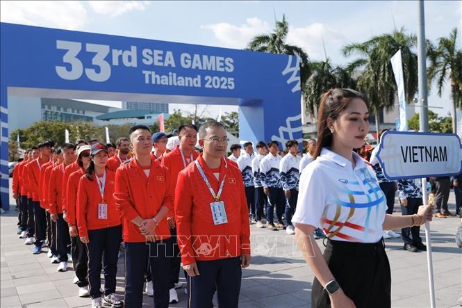 The Vietnamese sports delegation takes part in the official flag-raising ceremony of the SEA Games 33 at Hua Mark Indoor Stadium in Bangkok on the afternoon of December 8. VNA Photo: Minh Quyết