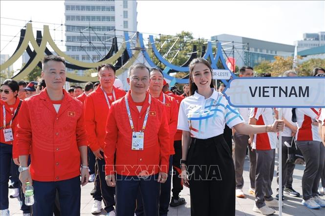 The Vietnamese sports delegation takes part in the official flag-raising ceremony of the SEA Games 33 at Hua Mark Indoor Stadium in Bangkok on the afternoon of December 8. VNA Photo: Minh Quyết