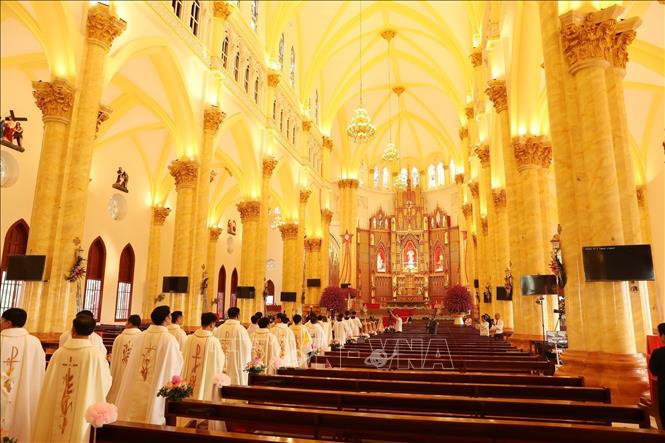 The church’s interior is crafted with meticulous workmanship, featuring distinctive architectural details. VNA Photo: Đức Phương