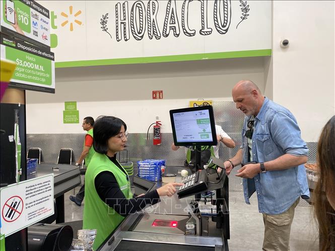 Lao động thu ngân tại siêu thị Walmart Mexico, một trong những nhóm nghề đóng góp vào mức tăng việc làm chính thức thời gian gần đây tại thị trường lao động nước này. Ảnh: Phương Lan- PV TTXVN tại Mexico 