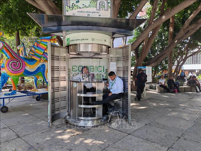 Nhân viên trực tại một trạm của hệ thống xe đạp công cộng EcoBici ở thủ đô Mexico City. Dịch vụ này góp phần tạo thêm việc làm trong lĩnh vực giao thông đô thị. Ảnh: Phương Lan- PV TTXVN tại Mexico 