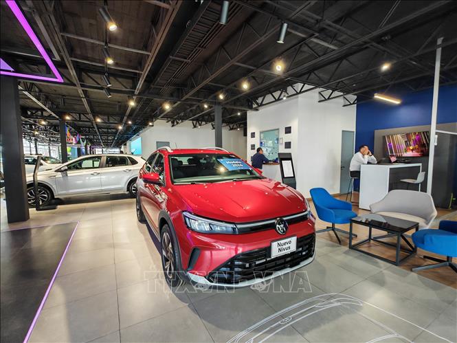 Cửa hàng trưng bày sản phẩm của hãng Volkswagen tại thủ đô Mexico City, giới thiệu các mẫu xe mới sản xuất và phân phối trên thị trường nước này. Ảnh: Phương Lan- PVTTXVN tại Mexico  